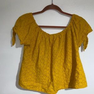 🩵Universal Thread- Yellow off the shoulder top L